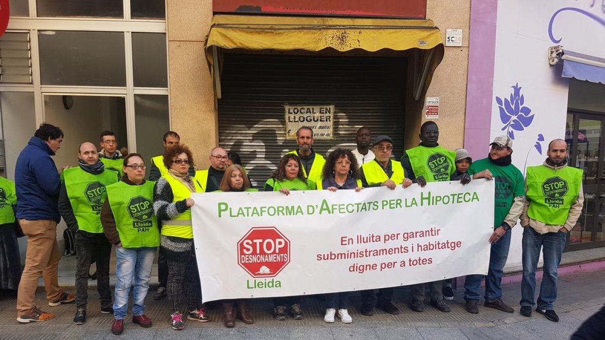 La PAH se concentró ayer para frenar un desahucio en la calle Unió.