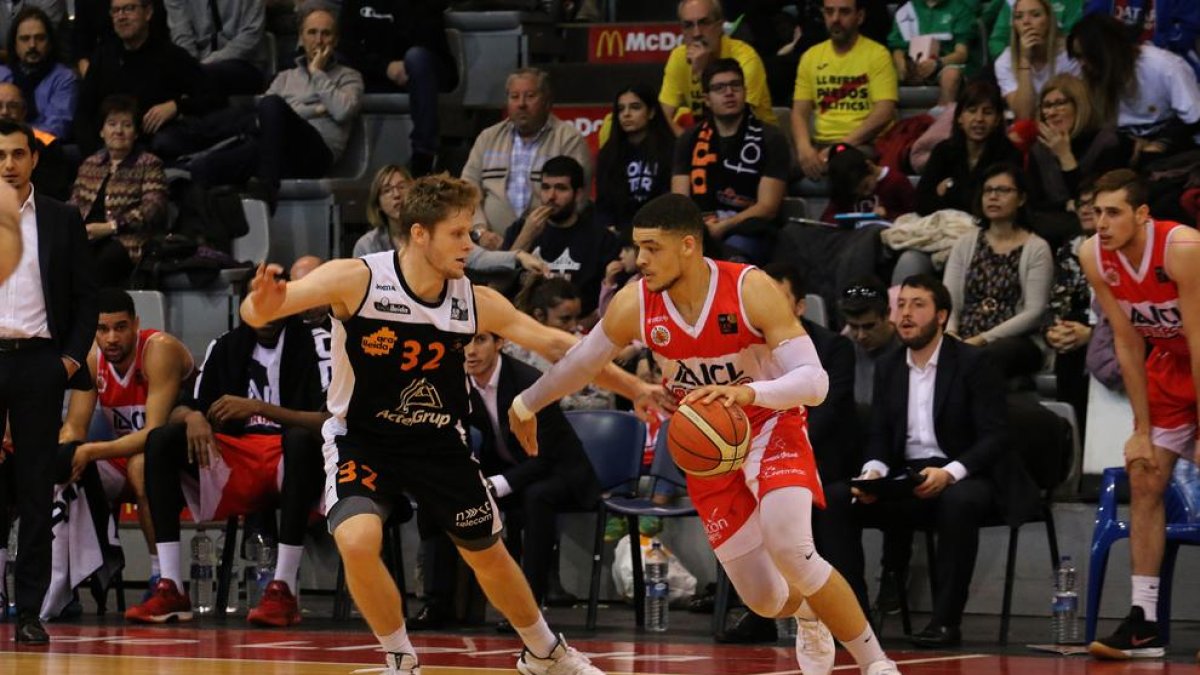 Tim Derksen marca un jugador del Manresa en una acció del partit de diumenge.