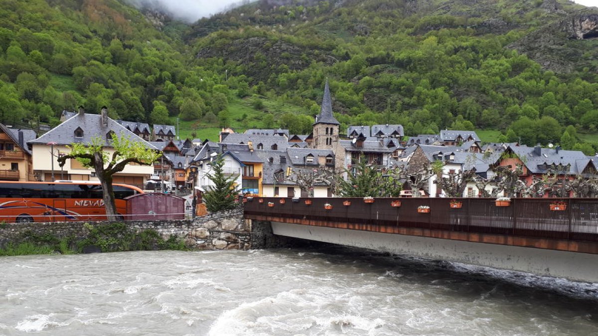 La crescuda de la Garona, que va superar els 80 metres cúbics per segon, prop del nivell d’un pont al municipi de Bossòst ahir a la tarda.