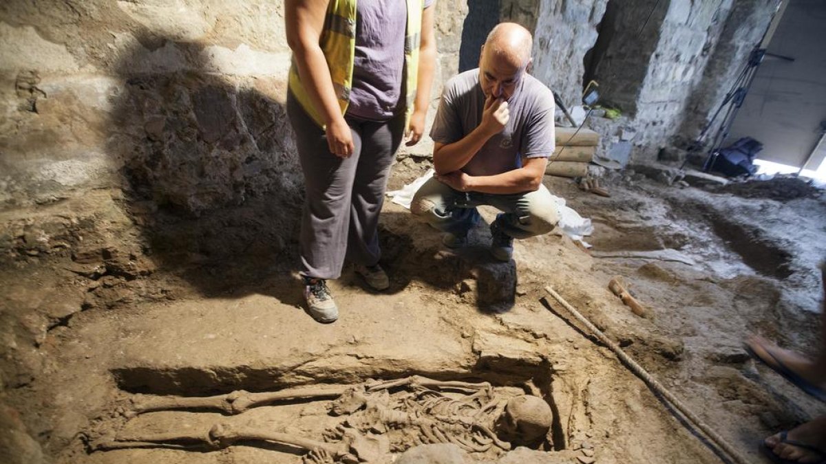 Uno de los tres esqueletos que se han encontrado en un antiguo horno de Guissona.