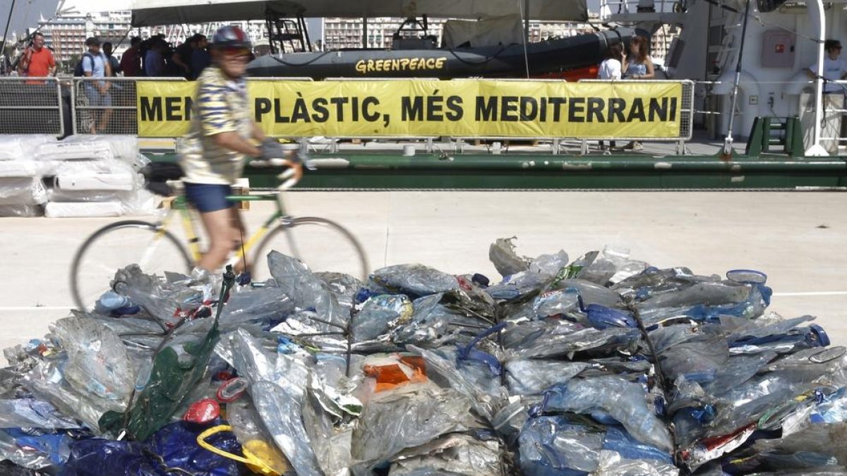 El plàstic representa el 95% dels residus que floten a la Mediterrània