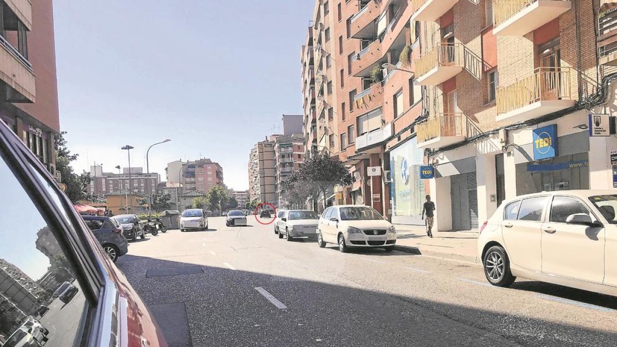 Vehicles circulen en contradirecció pel carrer Lluís Companys cap al passeig de Ronda