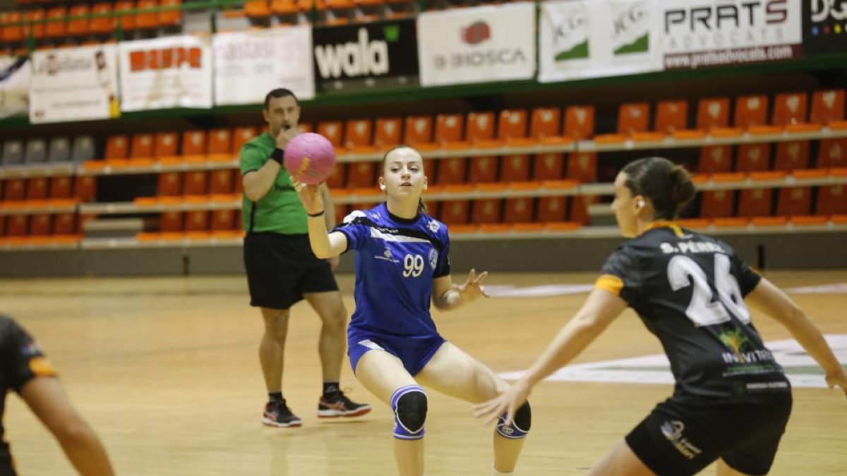 Maria Mayol intenta un lanzamiento ante una jugadora rival.