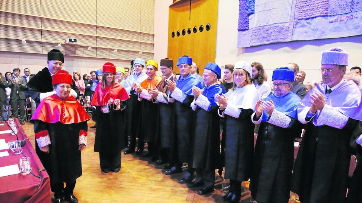 Ebadi recibe la felicitación de las autoridades académicas en la sala Víctor Siurana ayer en la UdL.