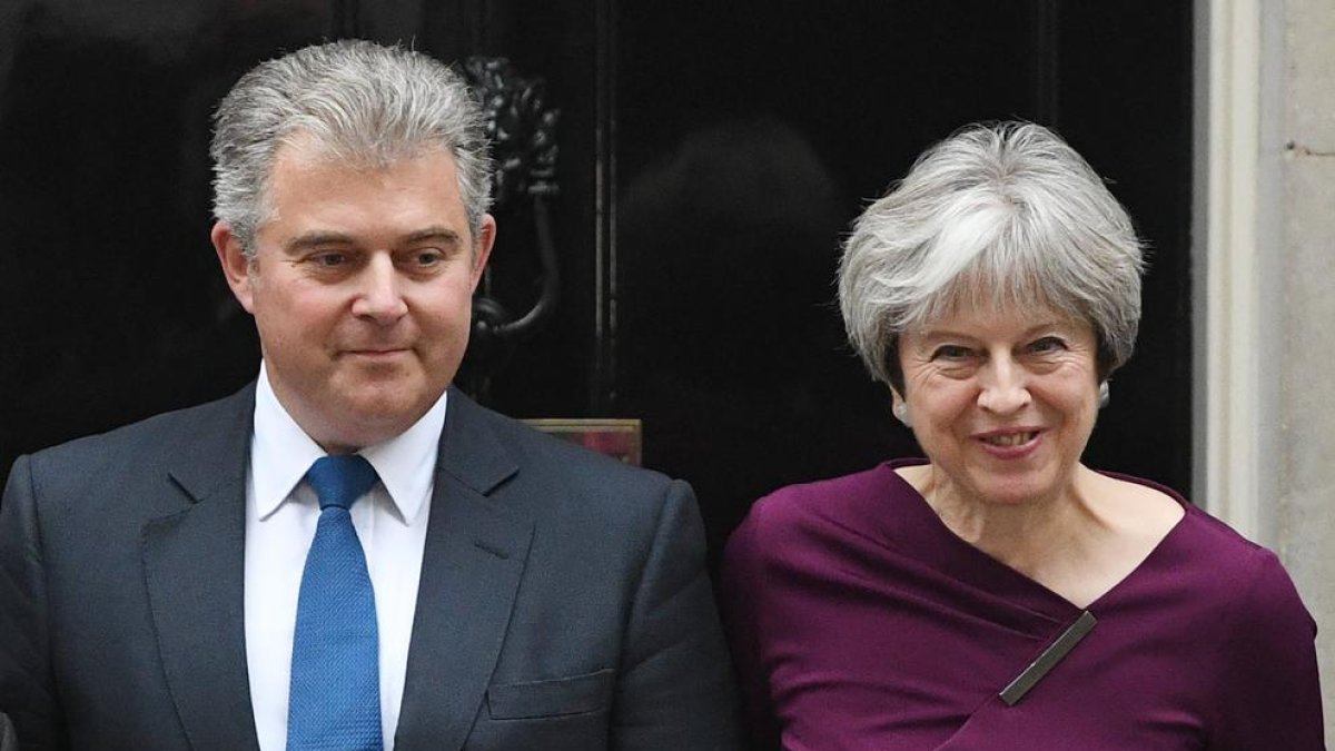 Theresa May posa al costat del nou president conservador, Brandon Lewis.