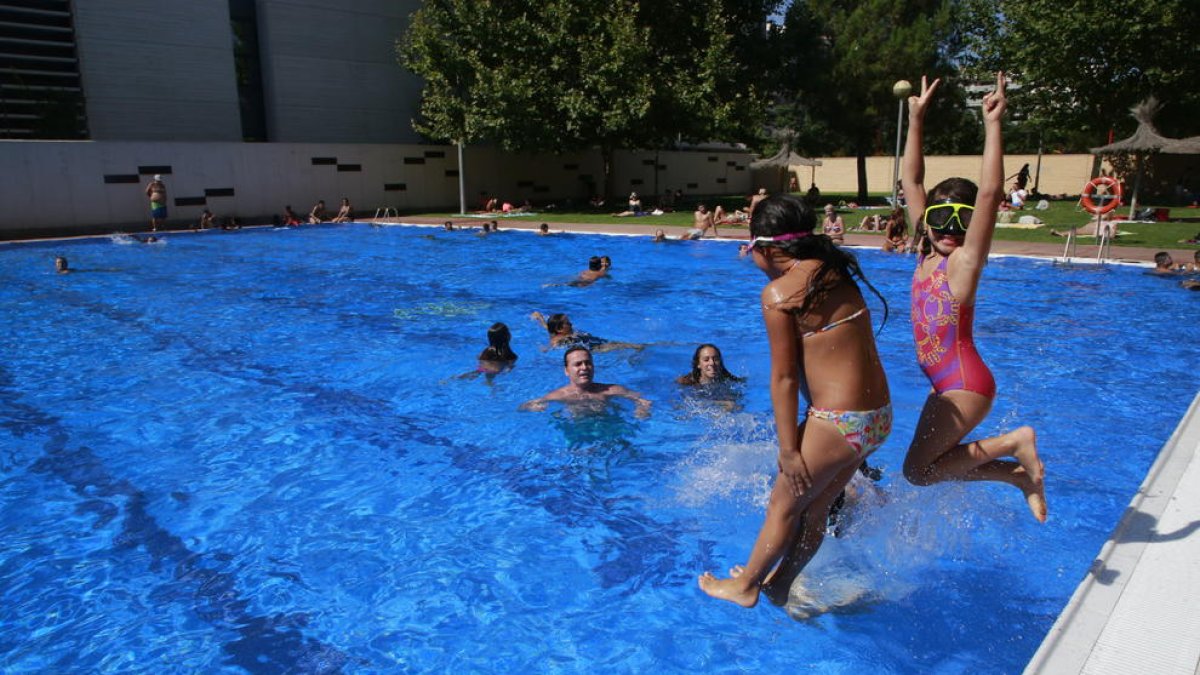 Bañistas en las piscinas de Cappont el verano pasado.