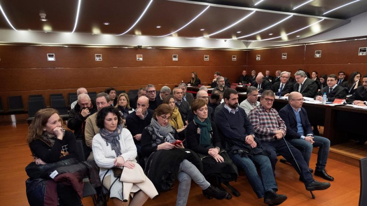 Els acusats en el judici, ahir, a l’Audiència Provincial d’Àlaba.