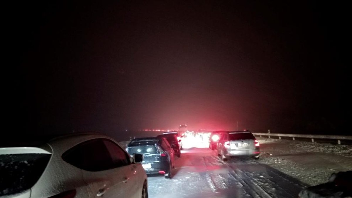 Vehicles atrapats a l’AP-6 durant el temporal de neu, la nit de dissabte passat.