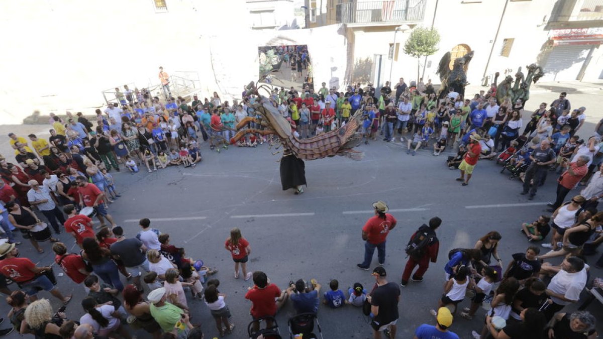Decenas de personas se dieron cita ayer en la plaza Major de Artesa para ver bailar a las figuras del bestiario.