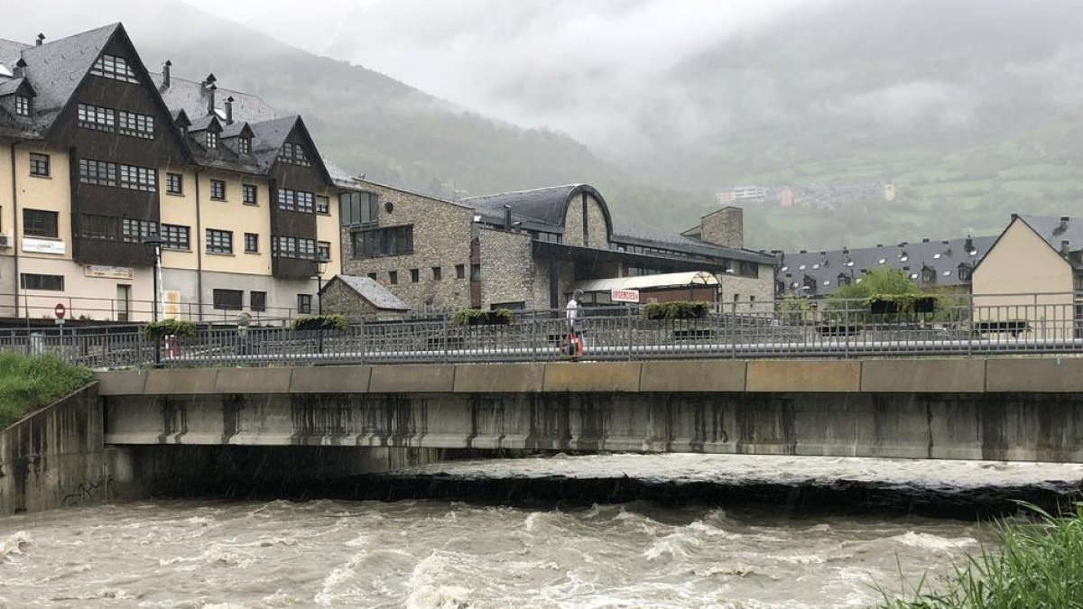 El riu Garona al seu pas per Vielha, que ahir va registrar un cabal de més de 80 metres cúbics.
