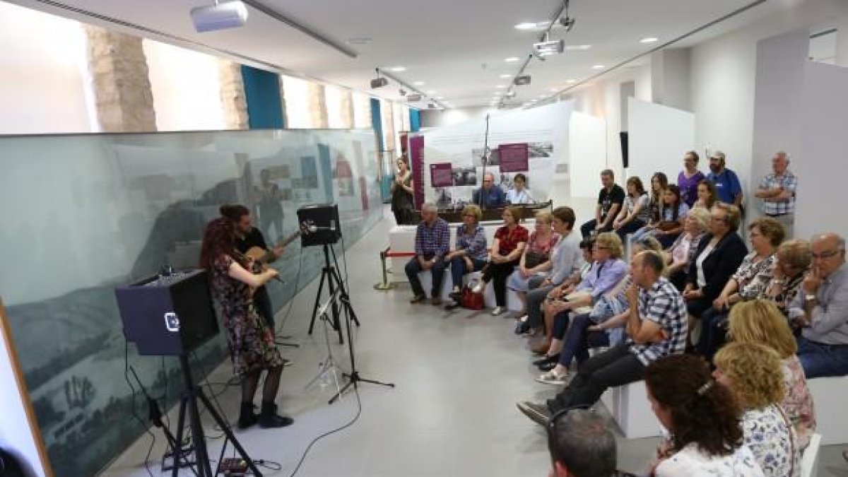 Visitants en uns dels espais museístics.