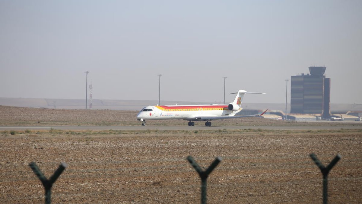 Maniobres d’enlairament i aterratge d’un avió d’Air Nostrum ahir a la pista d’Alguaire.