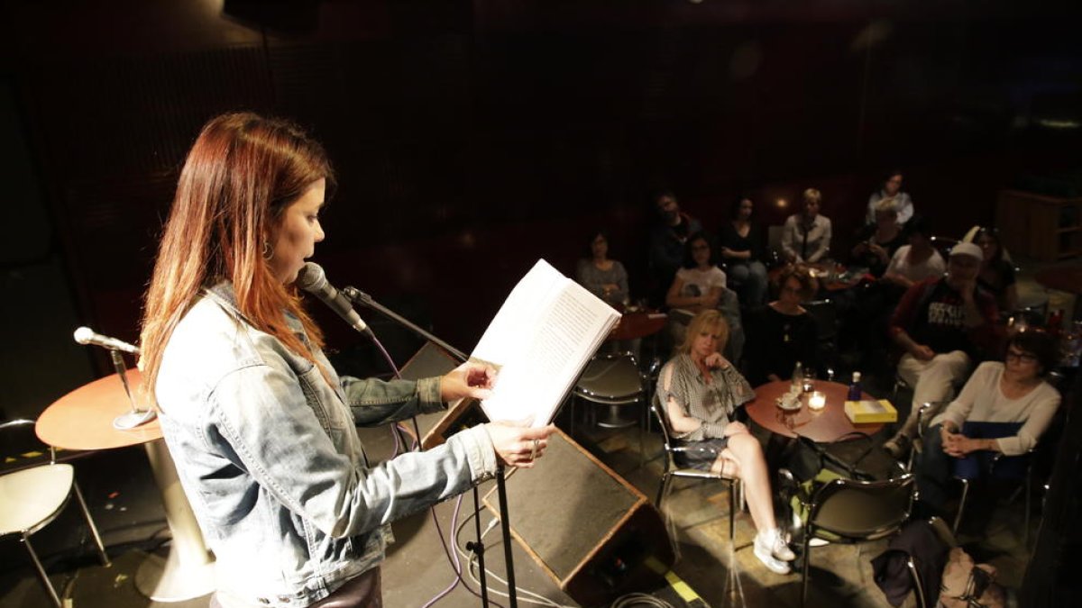 Més d’una desena de persones van pujar a l’escenari a llegir parts de la sentència de La Manada.