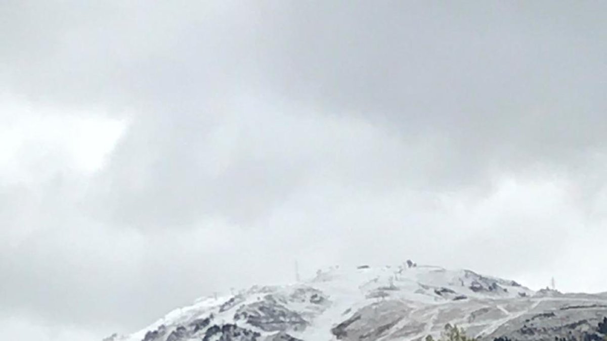 En Baqueira las cumbres quedaron cubiertas por la nieve.
