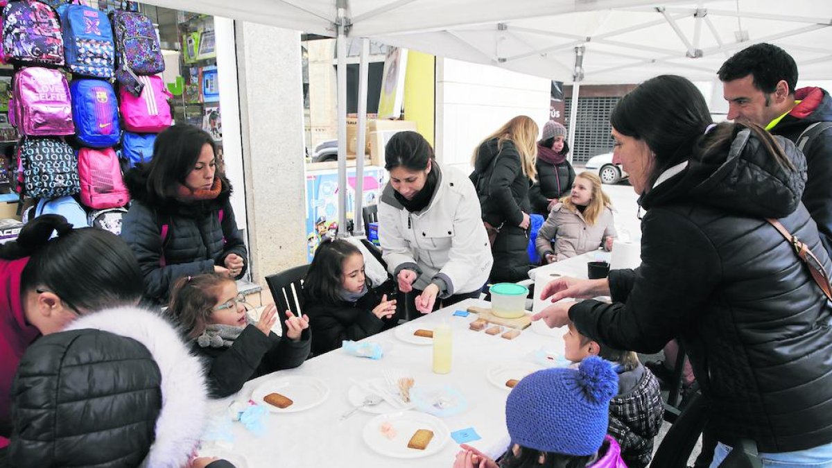 Els més petits van elaborar galetes a la Pobla de Segur.