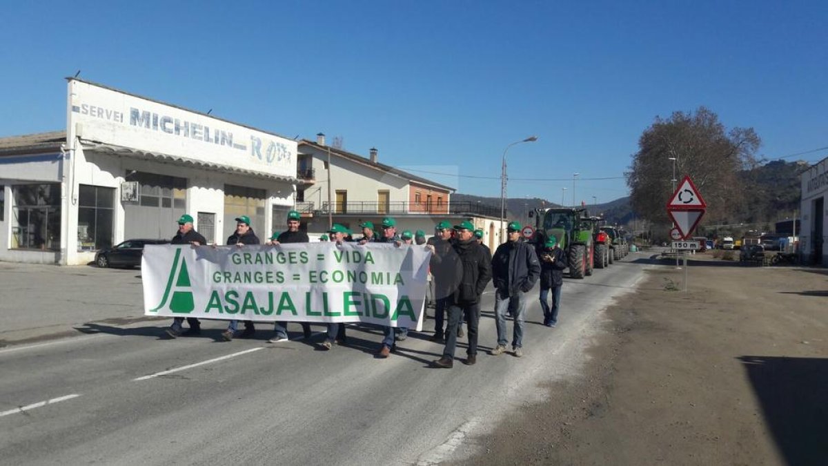 Ramaders tallen la C-14 a Ponts per reclamar la construcció de noves granges