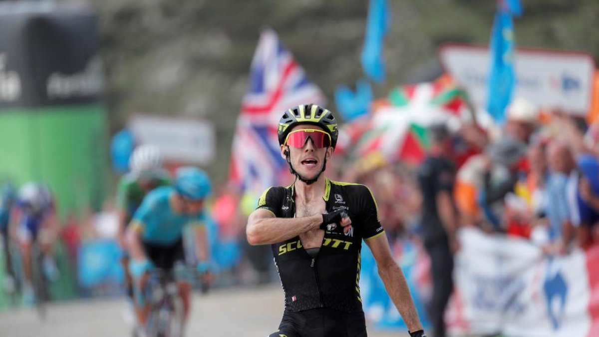 Yates celebra el triomf i el liderat a l’entrar a la meta.