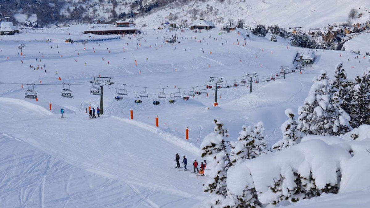 Imagen de archivo de esquiadores en las pistas de Baqueira Beret.