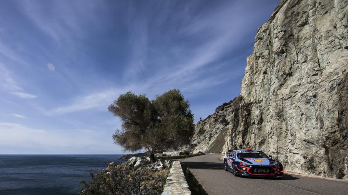 Ogier sigue líder y Sordo es quinto