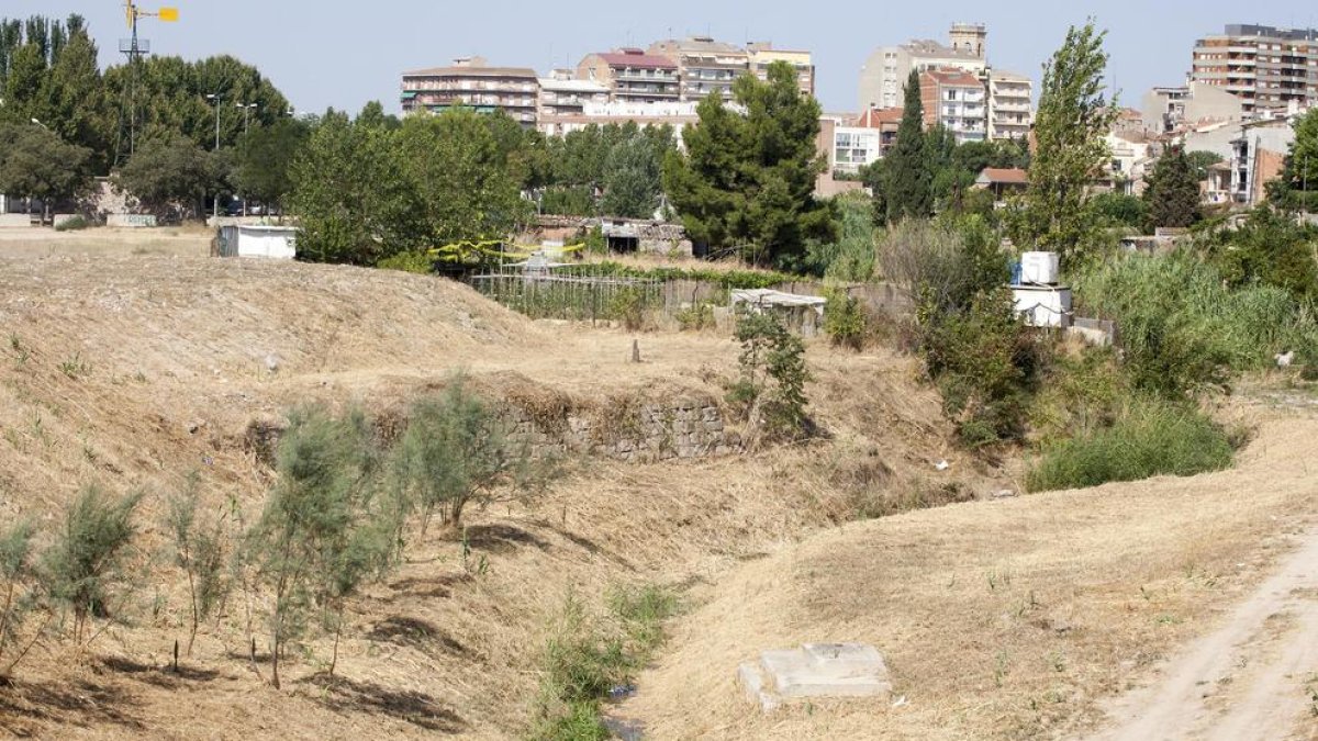 El curs del riu Ondara, ara pràcticament en estiatge.