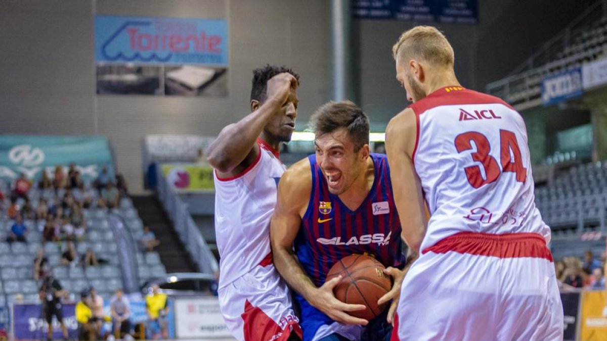 El jugador lleidatà del Barcelona Pierre Oriola, en una acció del partit d’ahir al Barris Nord.