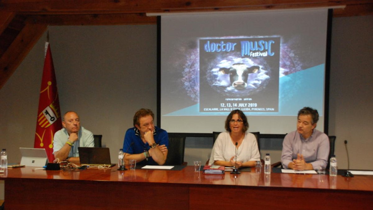 Txema Arnedo y Neo Sala, organizadores del Doctor Music, con los responsables turísticos de Aran.