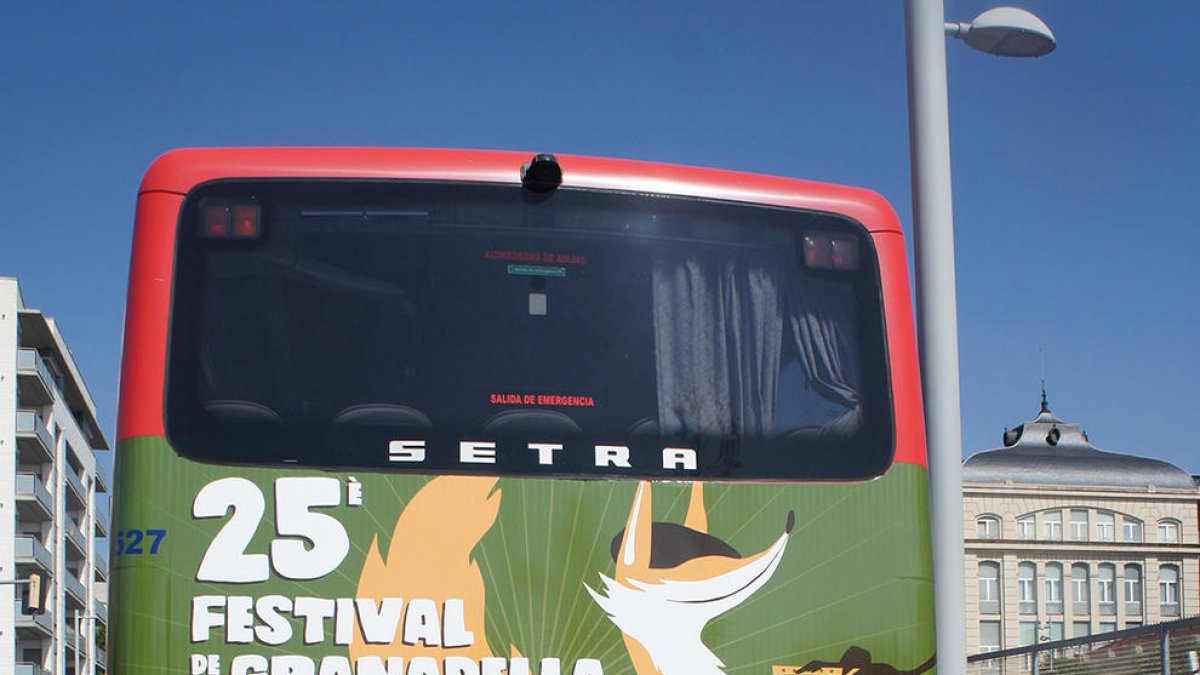 Carles Gibert, alcalde de La Granadella, ante el bus con el cartel promocional de festival.