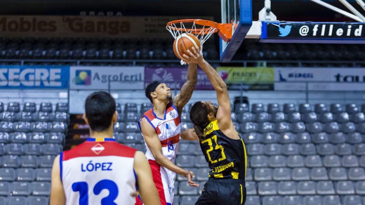 Pol Domingo, un dels destacats del Pardinyes, intenta anotar davant de la defensa de Freeman.