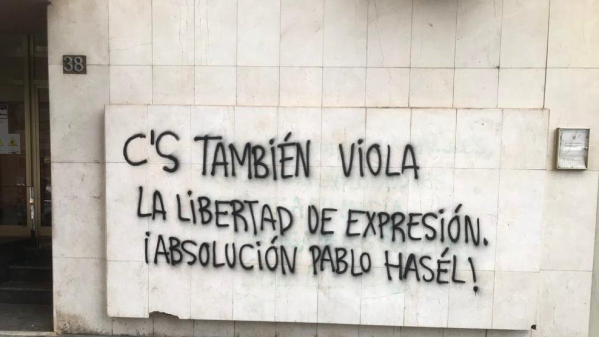 Les pintades que van aparèixer ahir a la seu de Ciutadans.