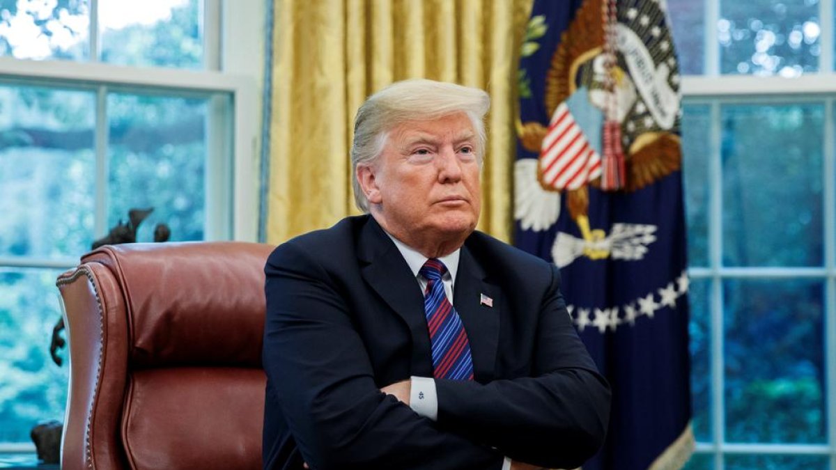 Donald Trump posa en el despacho oval.