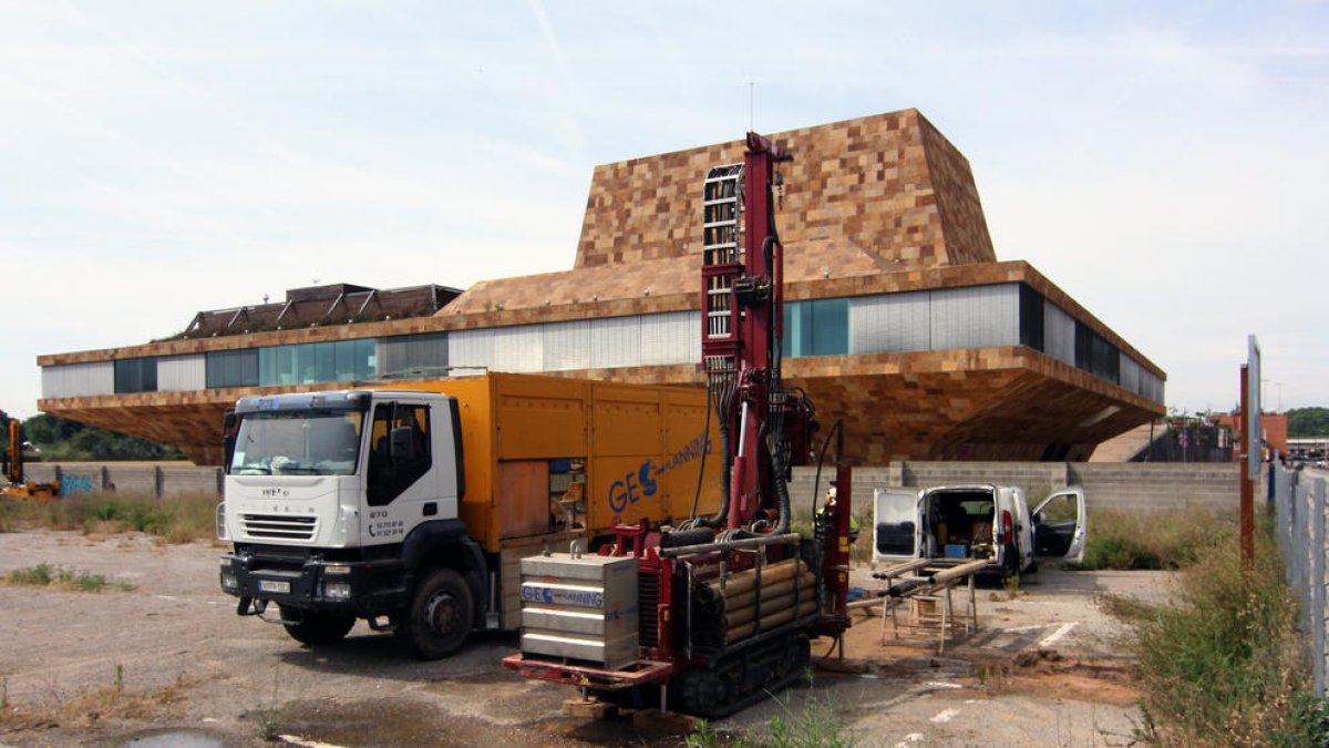 Una de las máquinas que hacen las catas y los estudios del suelo del solar, ayer por la mañana.