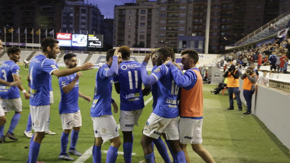 Jugadores del Lleida felicitan a Alpha tras su gol del domingo.
