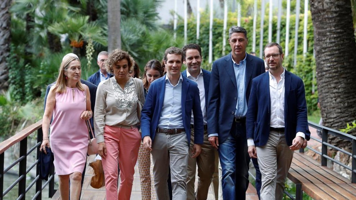 El líder del PP, Pablo Casado, acompanyat per la plana major de la seua formació, ahir a Barcelona.
