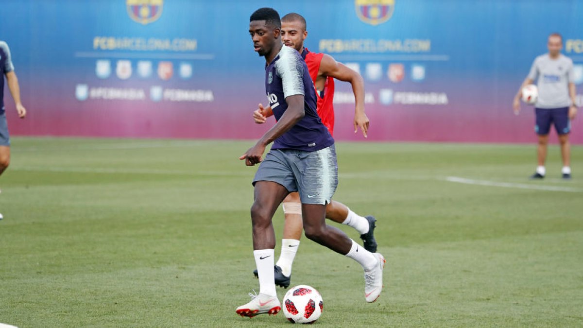 Ousmane Dembélé durante el entrenamiento de ayer del FC Barcelona en la Ciutat Esportiva.