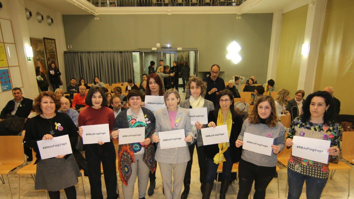 La diputada Carme Forcadell (centro), durante el acto de homenaje a la mujer organizado por ERC.