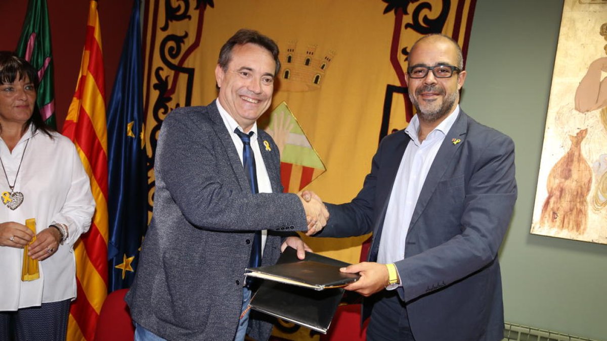 L’alcalde Josep Ibarz i el conseller, ahir durant la firma de l’acord.