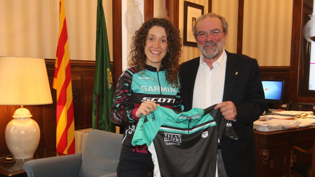 Ramona Gabriel regaló ayer una camiseta al presidente de la Diputación, Joan Reñé.