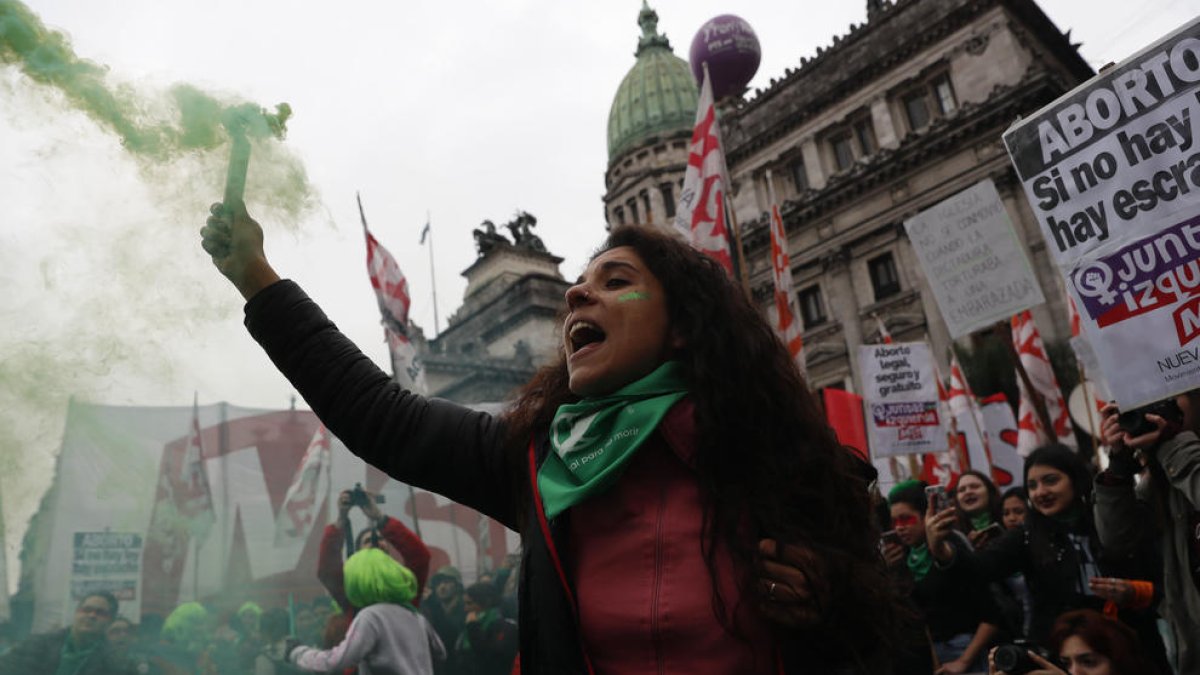 Una de las manifestantes ayer en el exterior del Senado en Buenos Aires.