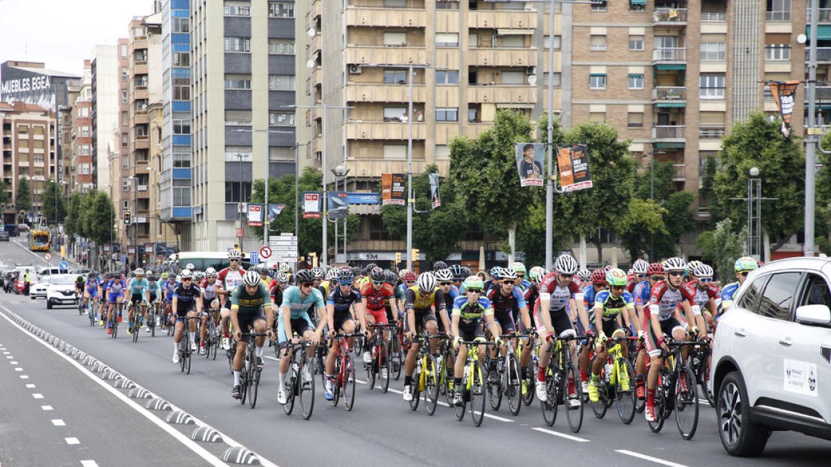 Els corredors circulant, encara en sortida neutralitzada, pel pont de la universitat.