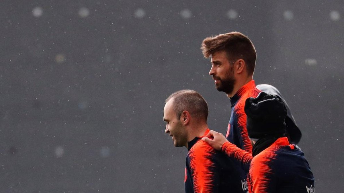 Iniesta, Piqué i Jordi Alba ahir durant l’entrenament de la plantilla barcelonista.