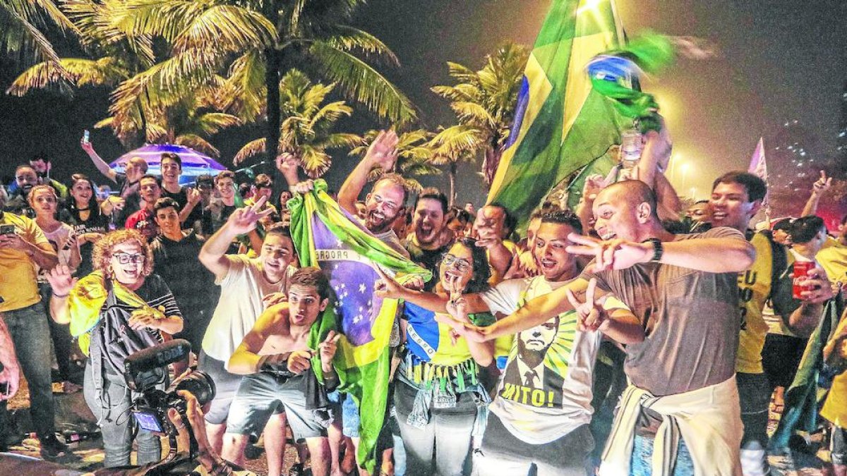 Seguidores de Bolsonaro celebran su triunfo electoral frente a su casa, en Rio de Jainero.