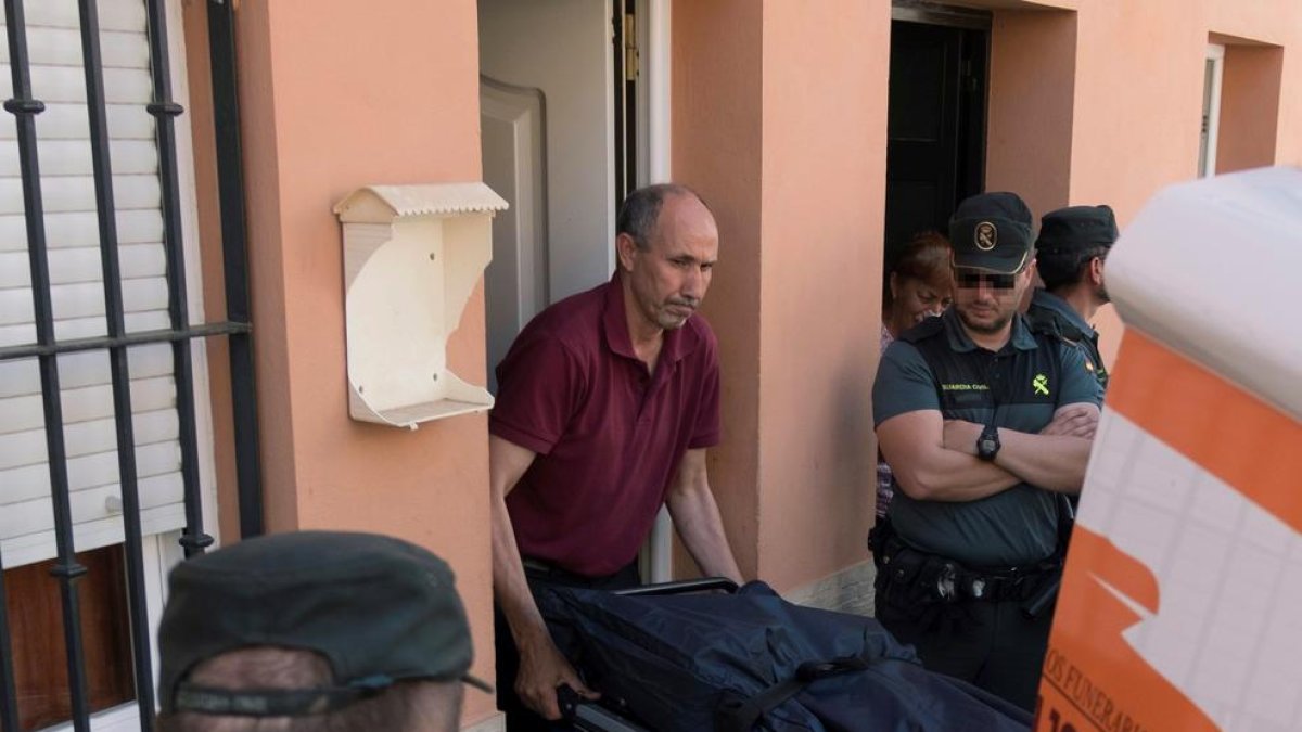 Los servicios funerarios trasladan el cuerpo sin vida de Cristina M.