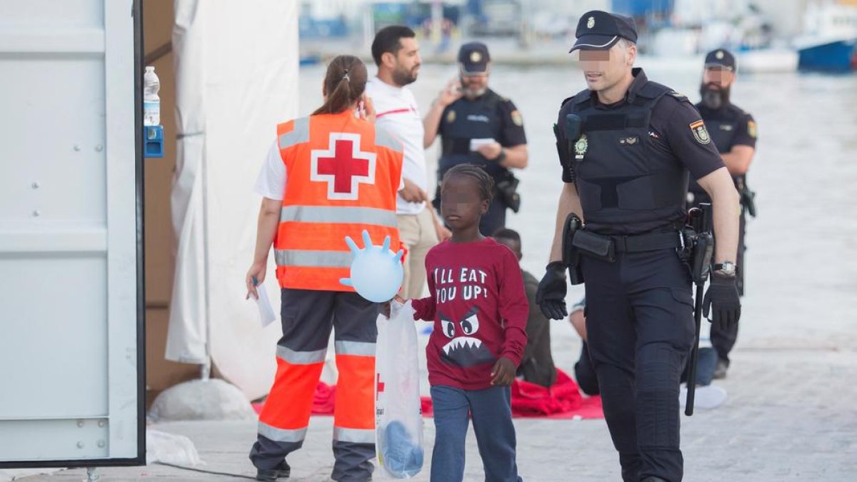 Un menor rescatat ahir en aigües del mar d’Alborán a l’arribar a terra.
