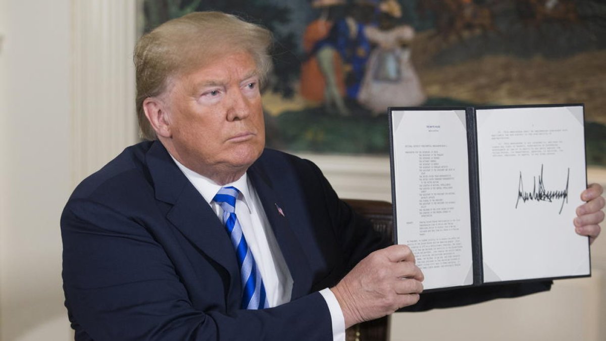 El president dels EUA, Donald Trump, sosté el memoràndum sobre l’Iran que acaba de firmar.