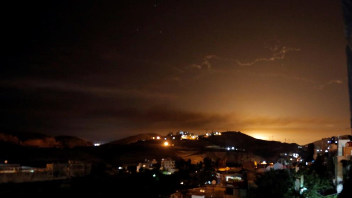 Israel ataca dotzenes d'objectius iranians a Síria després del llançament de coets