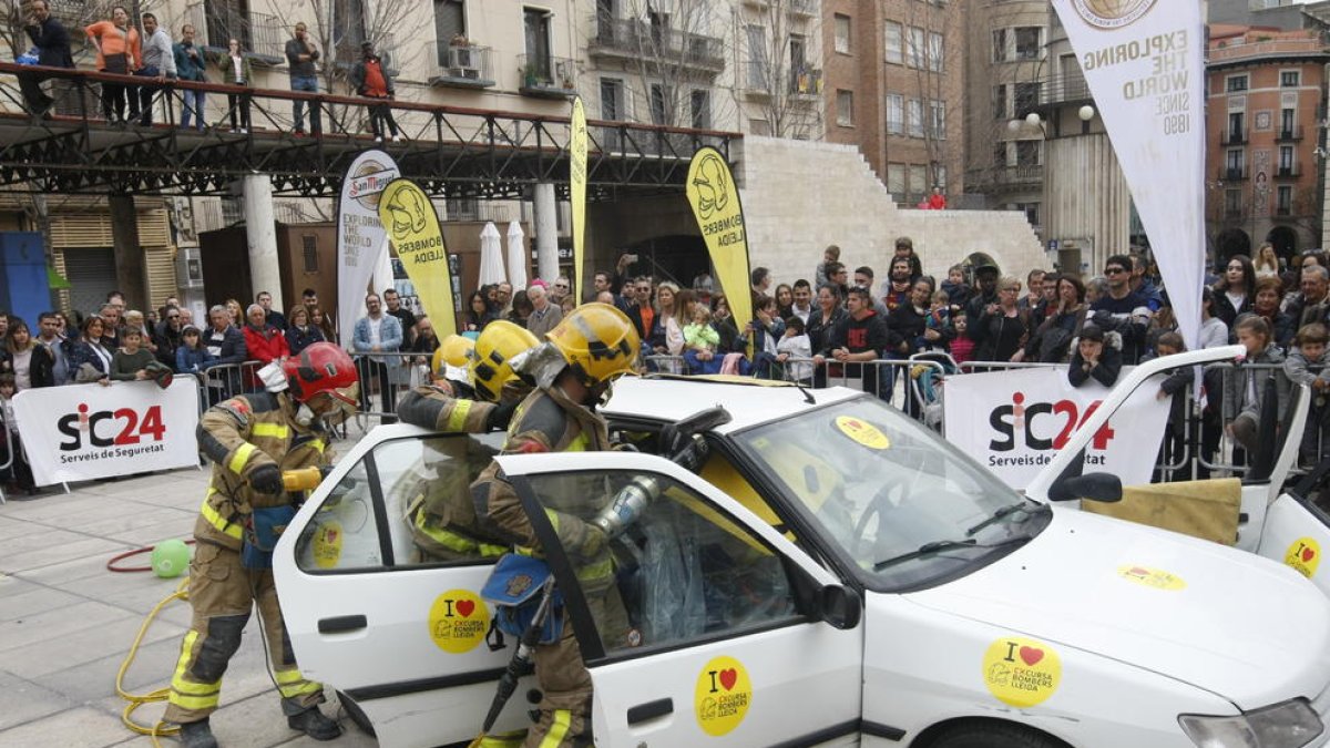 Exhibición de los bomberos en la plaza Sant Joan