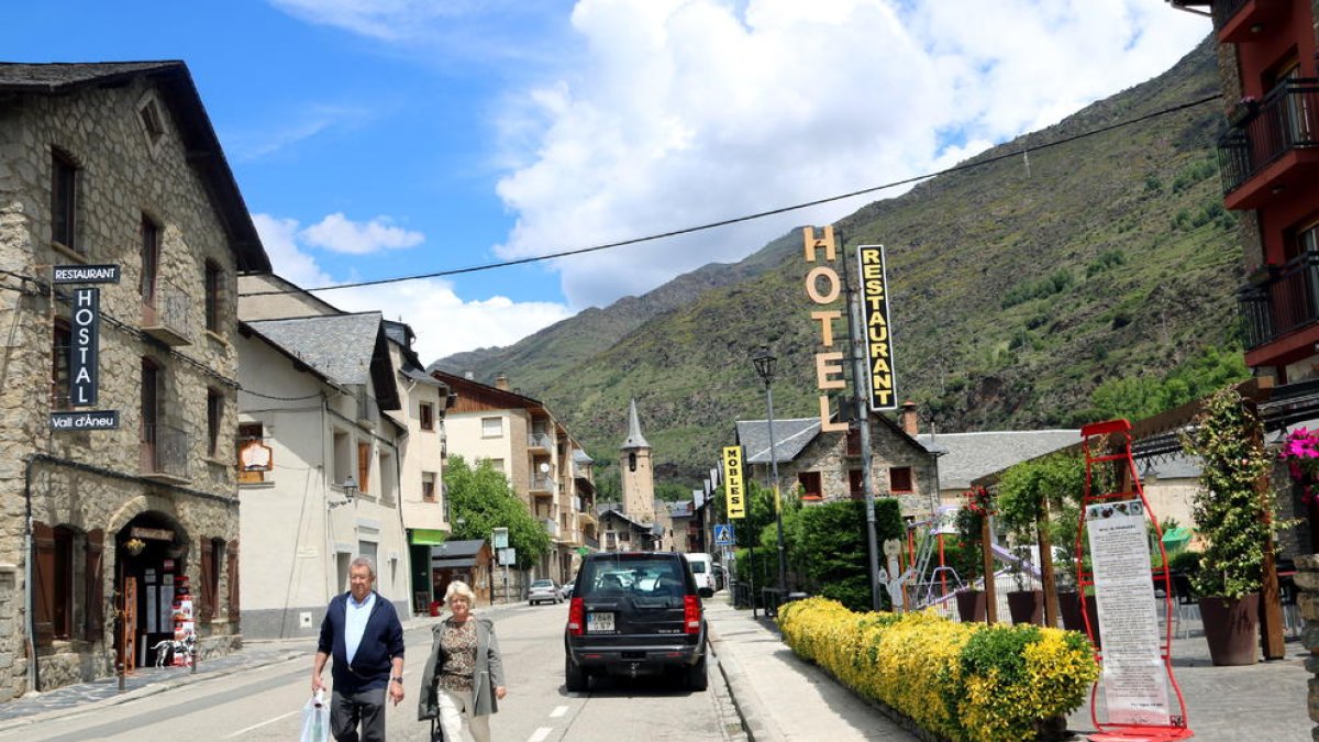 Imatge d’arxiu d’un dels principals carrers d’Esterri d’Aneu, on es veuen alguns hotels.