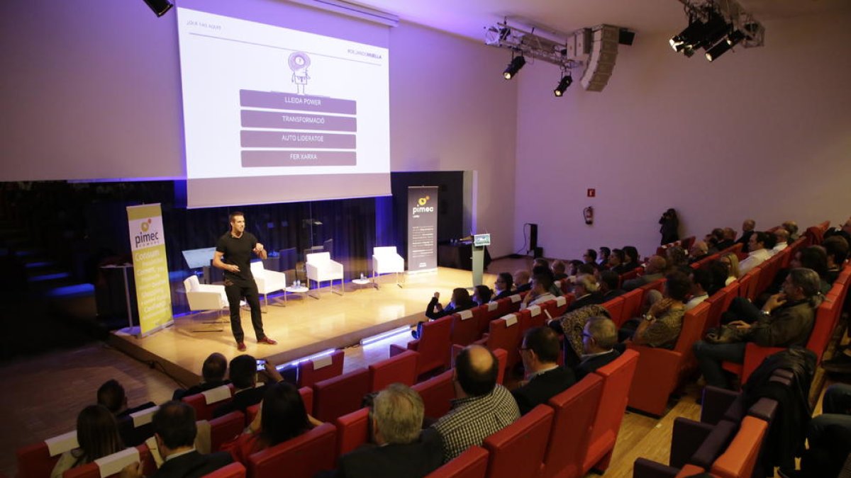 Conferencia del comunicador motivacional Sergi Grimau, ayer, en el encuentro de pymes en Lleida.