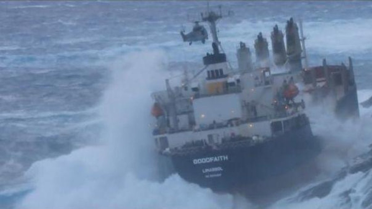 Un barco encallado, uno de los mayores riesgos para el mar.