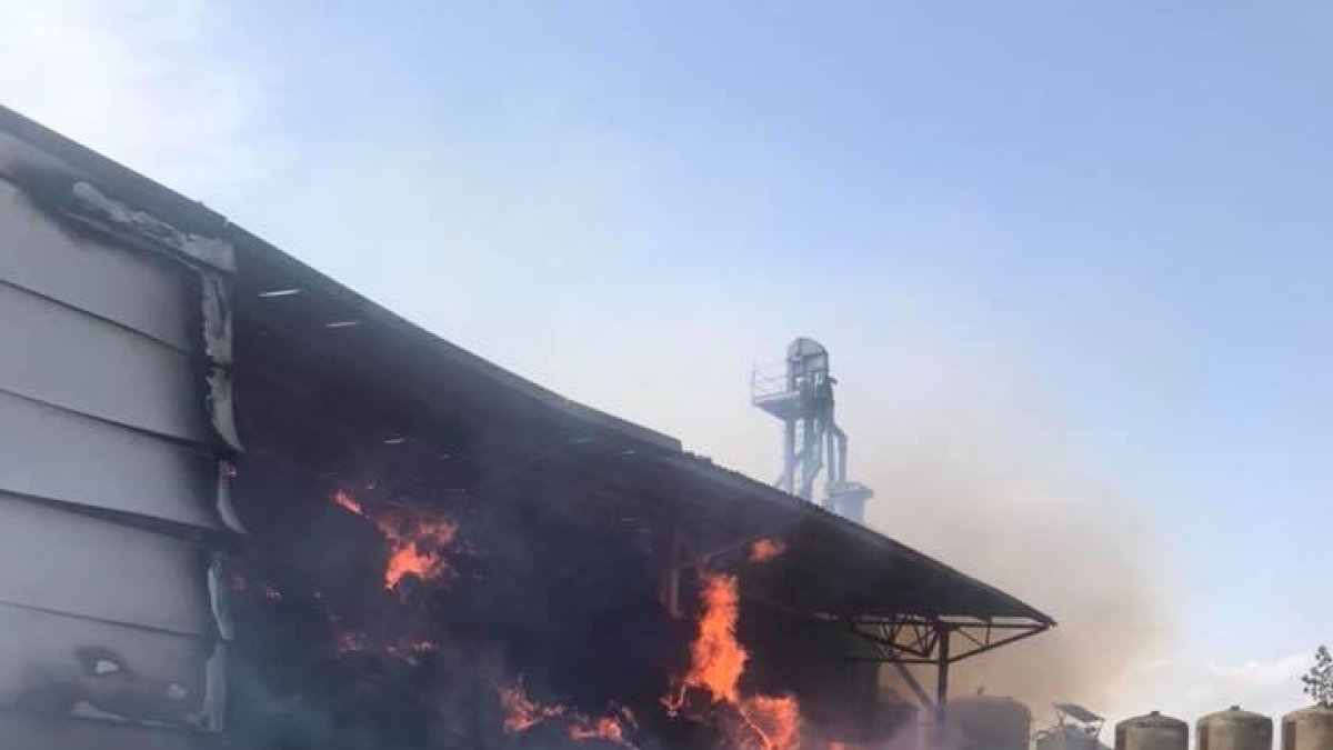 Imagen del incendio que quemó parte del almacén en Montgai.